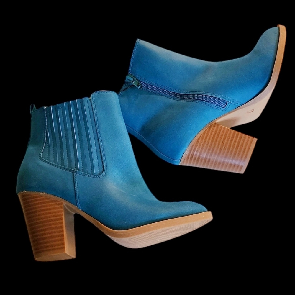 NEW Serra Stylish Teal Blue Point toe cowboy style Ankle Booties. Size 7 US.